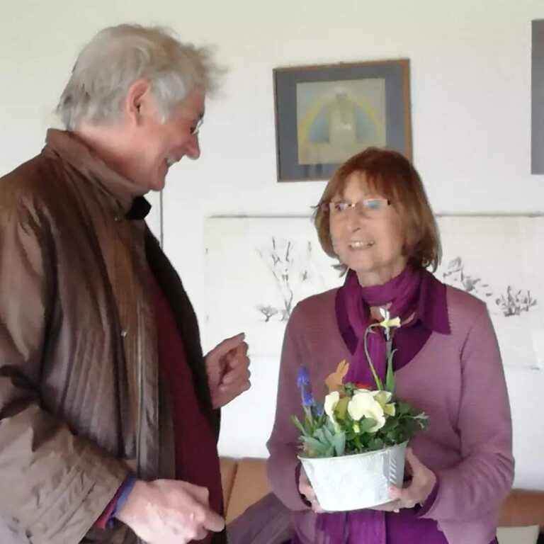 Überraschungsbesuch des Vorstands bei unserem langjährigen Mitglied Waltraud Künzel. Für 40 Jahre Mitgliedschaft bei Bündnis 90 /Die Grünen sprach er ihr ein herzliches Dankeschön aus.