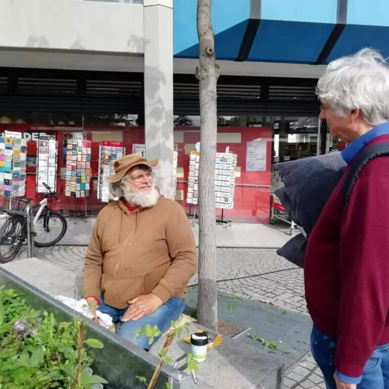 Der Vorstand von Bündnis 90 / Die Grünen Waiblingen-Korb dankte Frieder Bayer herzlich für 40 Jahre Mitgliedschaft. Als Geschenk übergab der Vorstand ein Sitzkissen, damit Frieder seinen Marktstand noch etliche Jahre gut gepolstert betreiben kann. Der derzeitige Kreisrat war lange Zeit Vorstand im Orts- wie Kreisverband. 